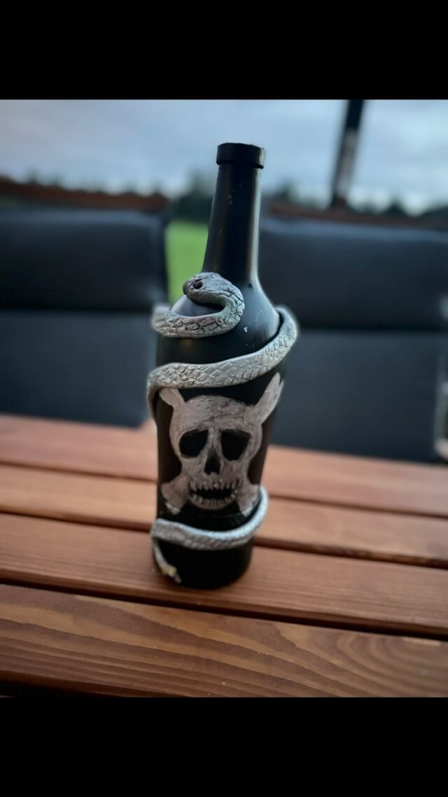 Příprava na Halloween🎃 1. Láhev od ježibaby, ještě nevíme, jaký v ní bude jed🐍 
.
Postup je jednoduchý💀
.
Potřebuješ
💀prázdnou láhev (my máme od rumu)
💀černý sprej
💀stříbrný fix když chcete malovat ( varianta je tetovačka, nálepka nebo ubrousek) 
💀stříbrný sprej
💀play dooh na hada
💀mucholapku ( to jsem musela vzpomínat na český název, jinak placačka 🪰) 

Další🎃 DIY halloweenské ozdoby v dalším videu🔜