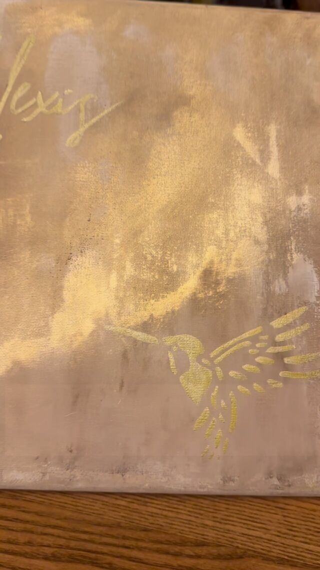 Dárek pro miminko v procesu👩‍🎨
Dekorace, která v pokojíčku může pobýt klidně déle. 
Text je schválně v tónech obrazu, aby obraz byl dekorací jako obraz sám o sobě a dále je tam text, který není kontrastní.
“Kritéria” ➡️Aby se to hodilo barevně do pokojíčku a bylo to originální. 
Splněno? 🎨

#dárek #darekpromiminko #tipnadarek#